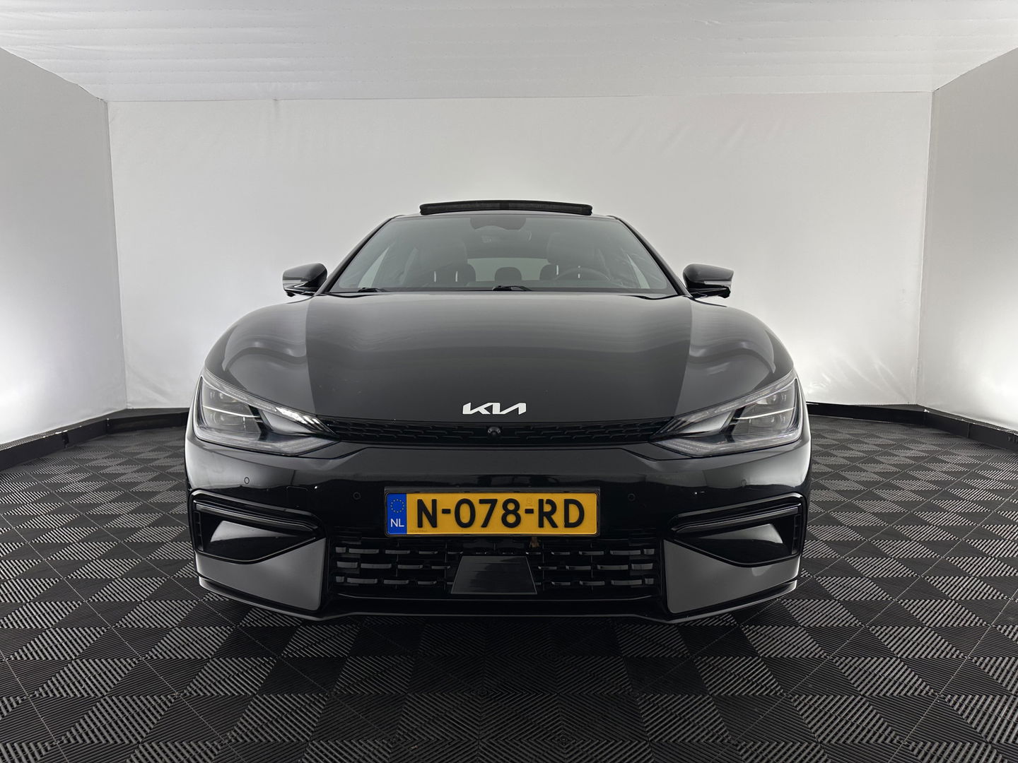 Kia Ev6 GT-Line 77.4 kWh (3-Fase-11kW) {SOH-98%} (INCL-BTW) Aut. *HEATPUMP | PANO | HEAD-UP | LEATHER-ALCANTARA | ADAPTIVE-CRUISE | DIGI-COCKPIT | MERIDIAN-AUDIO | MEMORYPACK | FULL-LED | KEYLESS | TOPVIEW | DAB | BLINDSPOT | NAVI-FULLMAP |