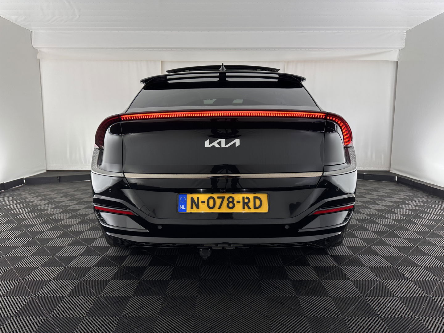 Kia Ev6 GT-Line 77.4 kWh (3-Fase-11kW) {SOH-98%} (INCL-BTW) Aut. *HEATPUMP | PANO | HEAD-UP | LEATHER-ALCANTARA | ADAPTIVE-CRUISE | DIGI-COCKPIT | MERIDIAN-AUDIO | MEMORYPACK | FULL-LED | KEYLESS | TOPVIEW | DAB | BLINDSPOT | NAVI-FULLMAP |