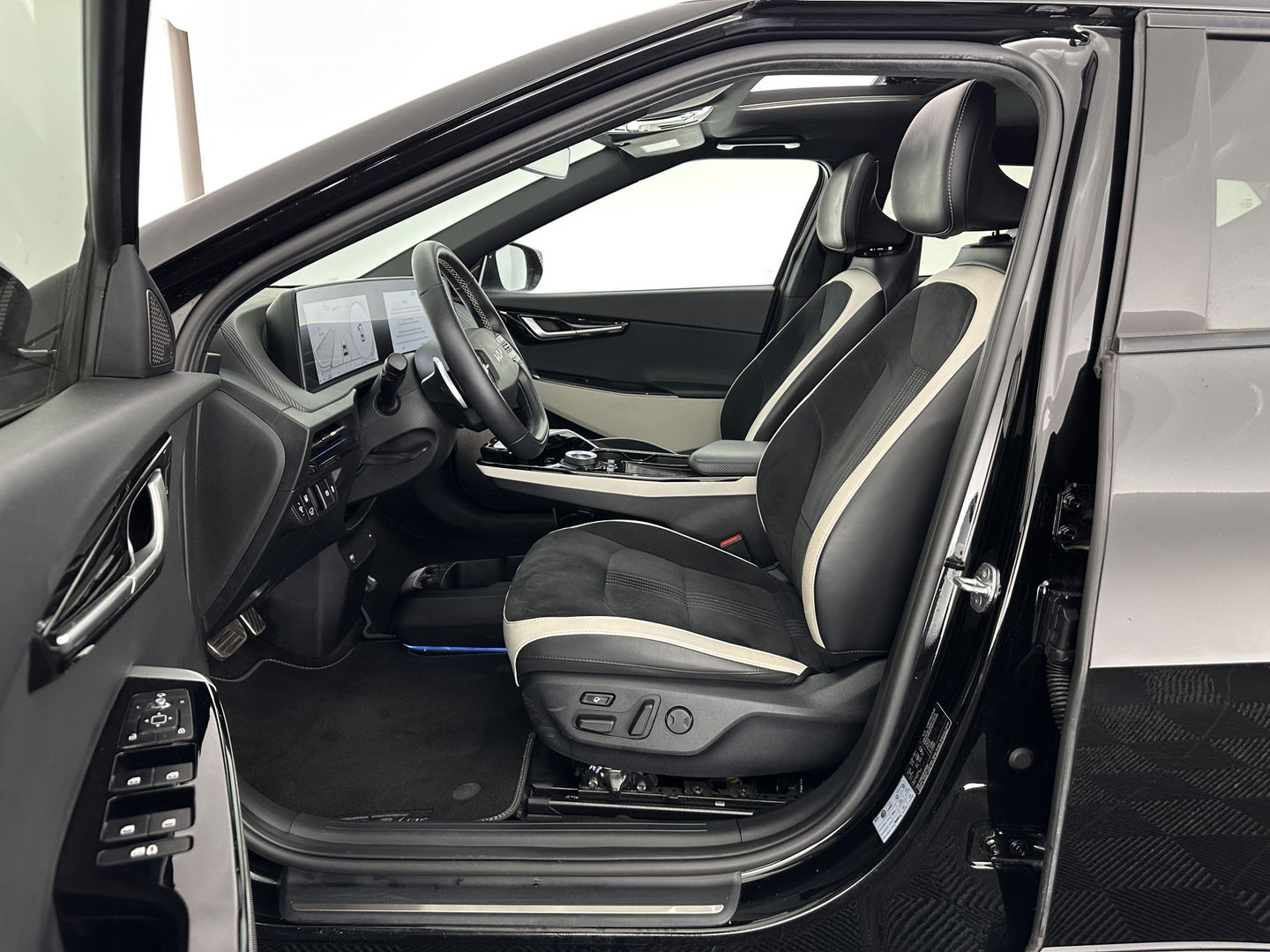 Kia Ev6 GT-Line 77.4 kWh (3-Fase-11kW) {SOH-98%} (INCL-BTW) Aut. *HEATPUMP | PANO | HEAD-UP | LEATHER-ALCANTARA | ADAPTIVE-CRUISE | DIGI-COCKPIT | MERIDIAN-AUDIO | MEMORYPACK | FULL-LED | KEYLESS | TOPVIEW | DAB | BLINDSPOT | NAVI-FULLMAP |