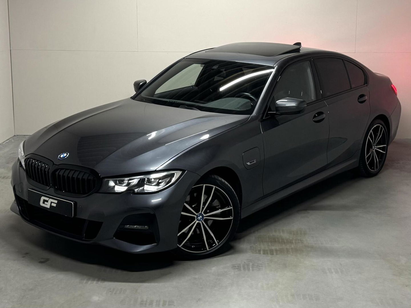 BMW 3 Serie 320e M-Sport Shadow Pano 360° Carplay Sfeerv.