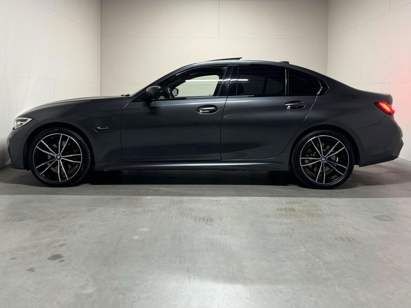 BMW 3 Serie 320e M-Sport Shadow Pano 360° Carplay Sfeerv.