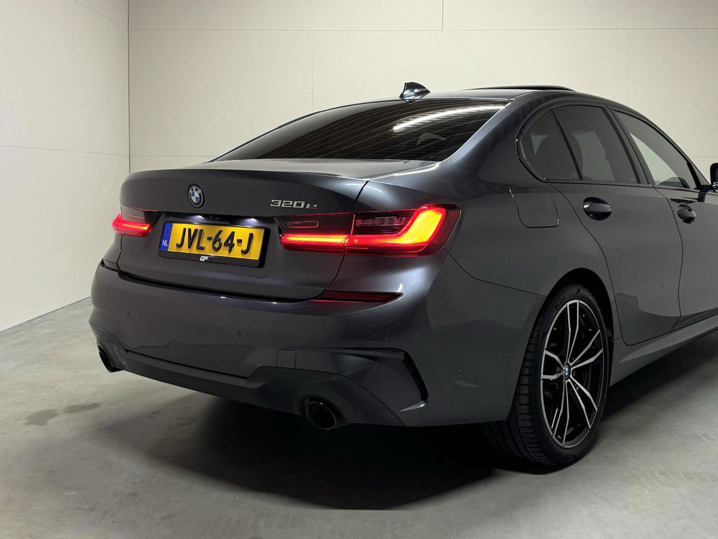BMW 3 Serie 320e M-Sport Shadow Pano 360° Carplay Sfeerv.