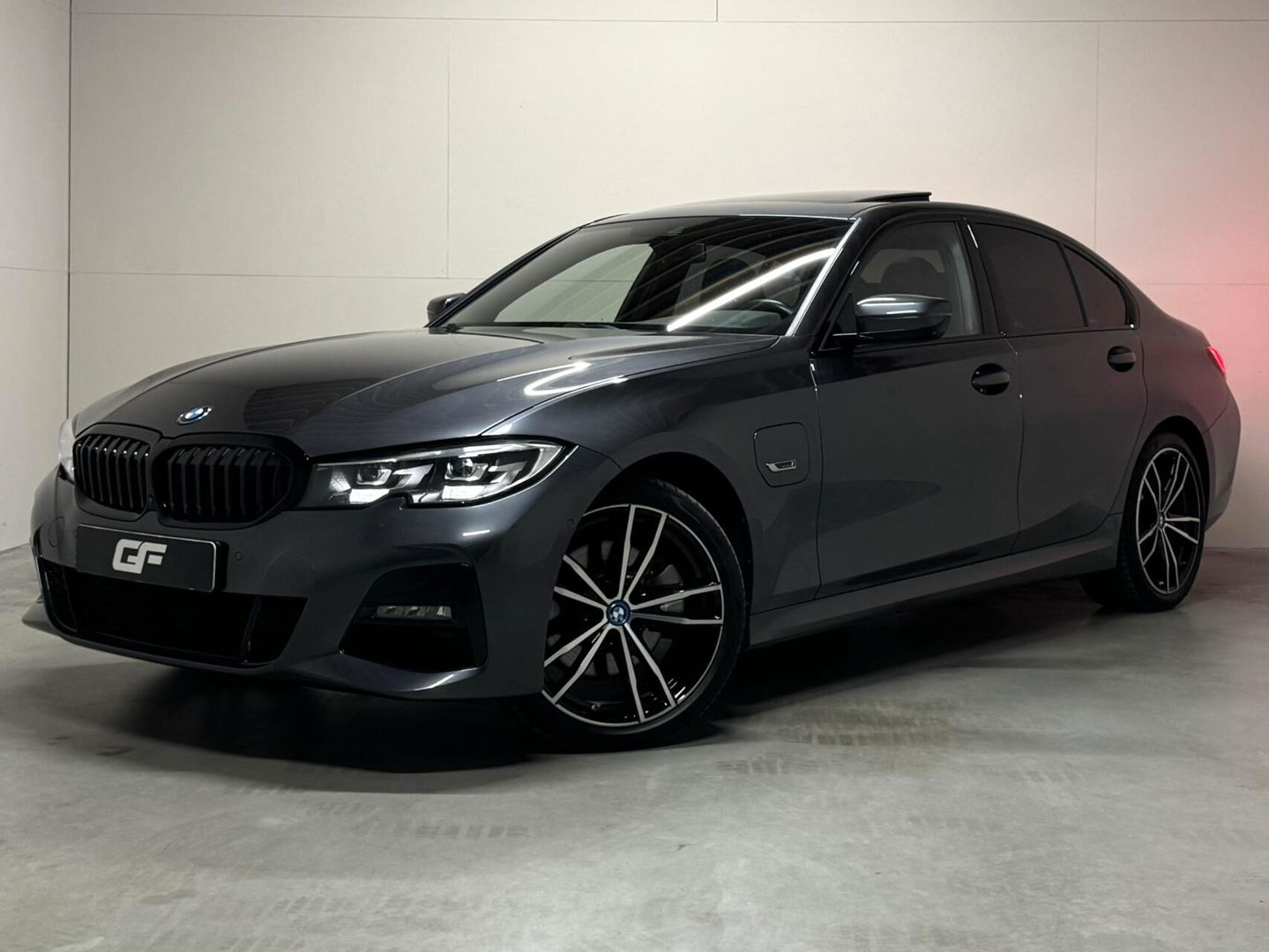 BMW 3 Serie 320e M-Sport Shadow Pano 360° Carplay Sfeerv.