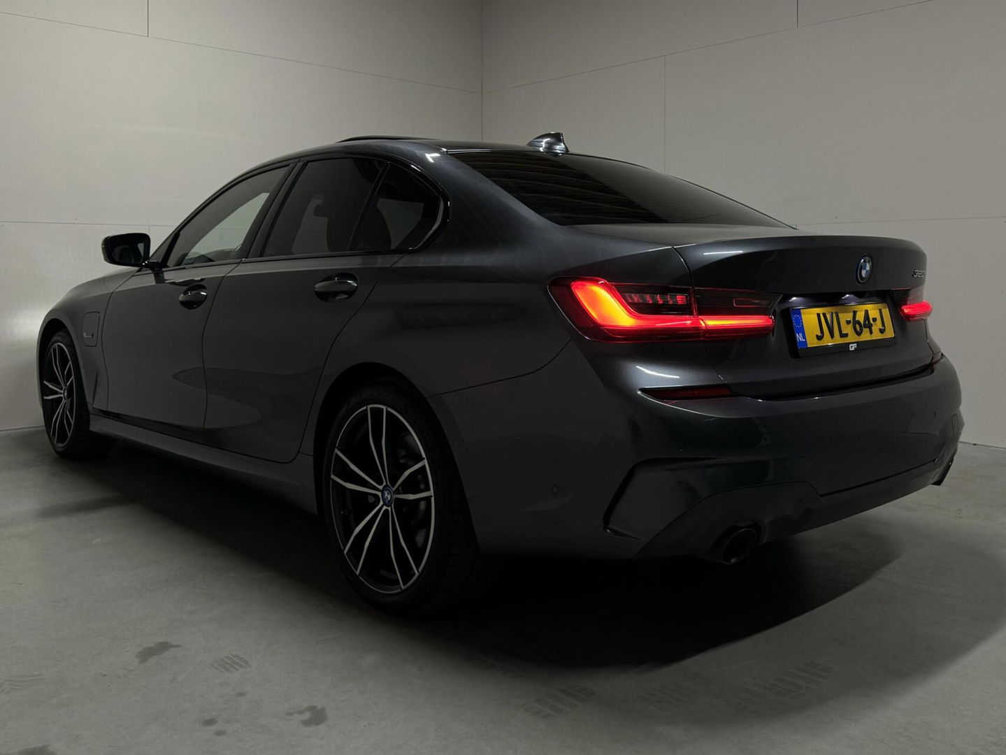 BMW 3 Serie 320e M-Sport Shadow Pano 360° Carplay Sfeerv.