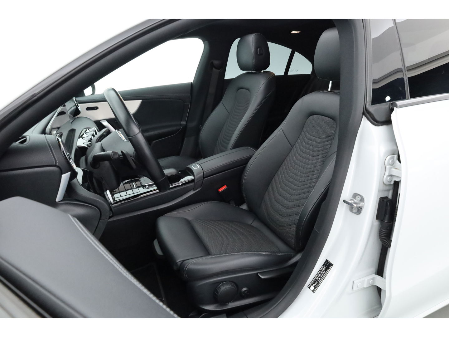 Mercedes-Benz CLA-Klasse 250 e Luxury Line | Pano | Elek. Trekhaak | Dig. Cockpit | Cruise | Stoelverw. | Camera | Keyless | 18'' | Multibeam