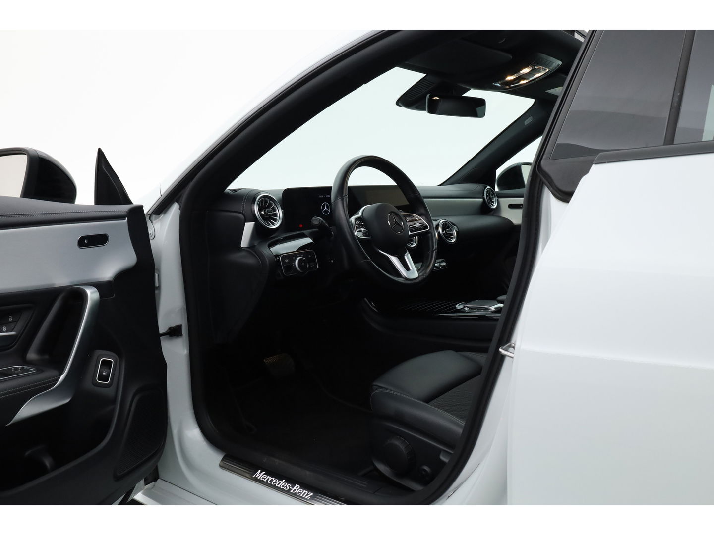 Mercedes-Benz CLA-Klasse 250 e Luxury Line | Pano | Elek. Trekhaak | Dig. Cockpit | Cruise | Stoelverw. | Camera | Keyless | 18'' | Multibeam