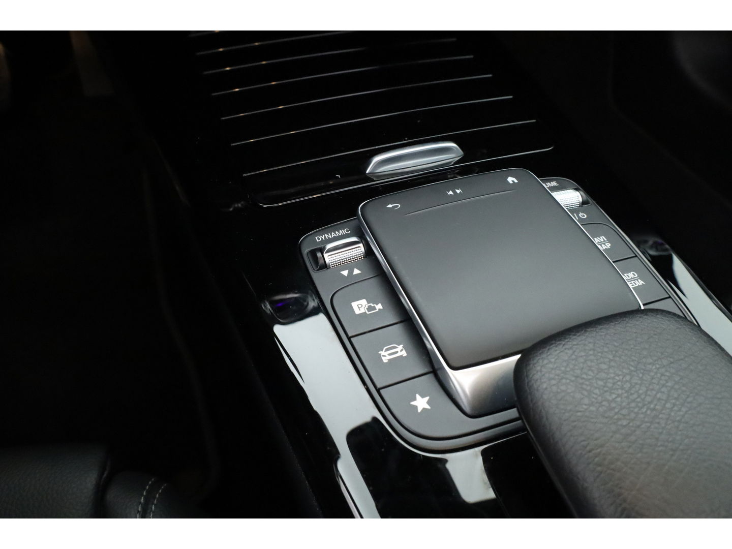 Mercedes-Benz CLA-Klasse 250 e Luxury Line | Pano | Elek. Trekhaak | Dig. Cockpit | Cruise | Stoelverw. | Camera | Keyless | 18'' | Multibeam