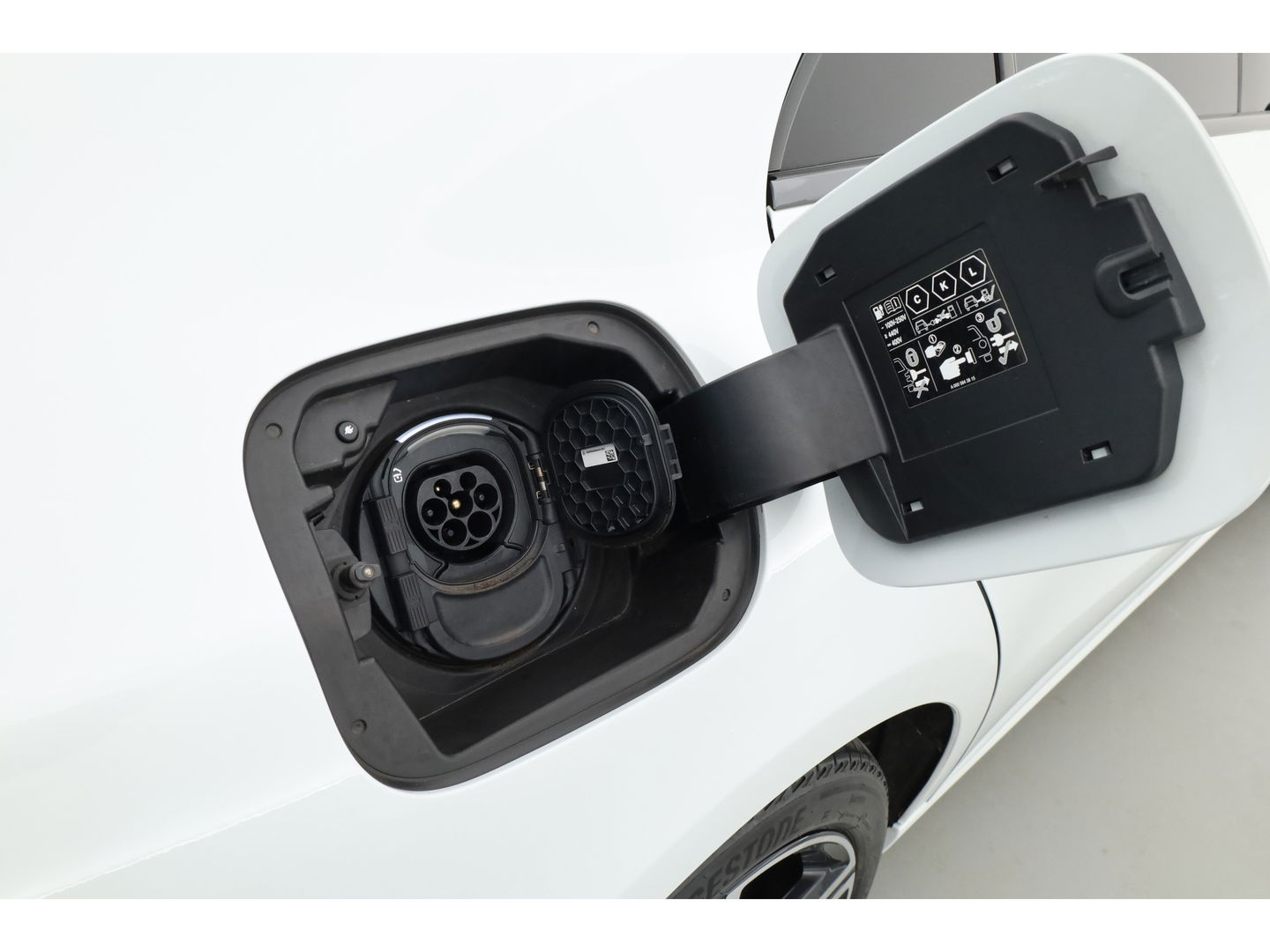 Mercedes-Benz CLA-Klasse 250 e Luxury Line | Pano | Elek. Trekhaak | Dig. Cockpit | Cruise | Stoelverw. | Camera | Keyless | 18'' | Multibeam