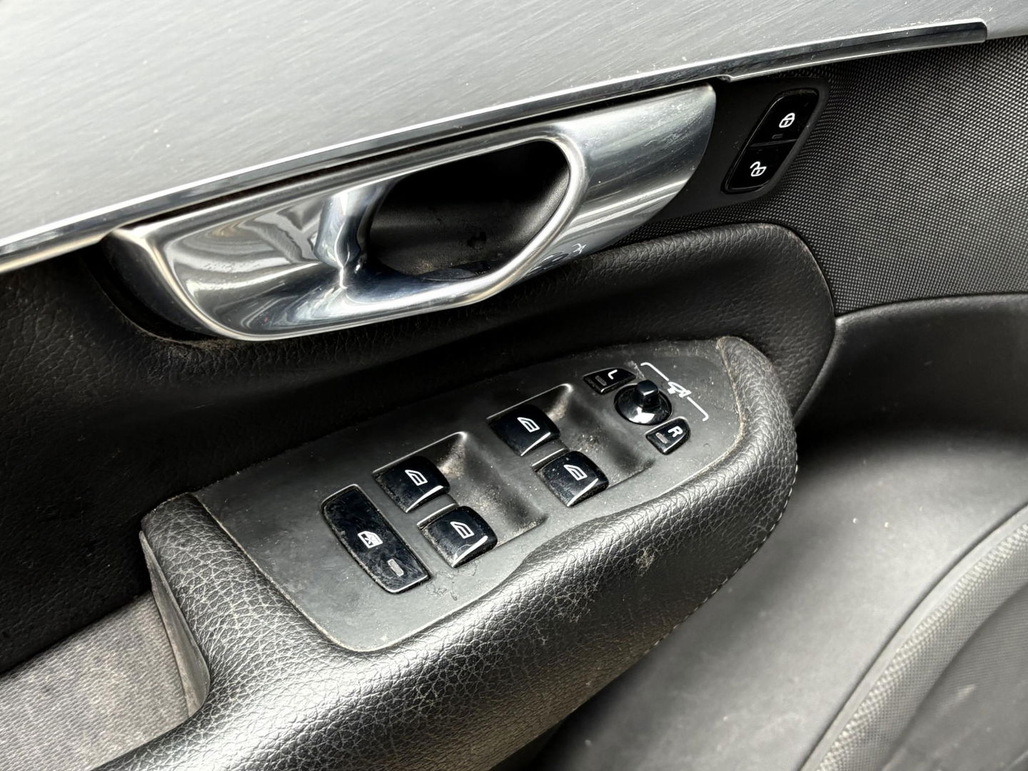 Volvo XC90 2.0 D5 AWD | GRIJSKENTEKEN | PANO | STOELVERWARMING | LED | AUT