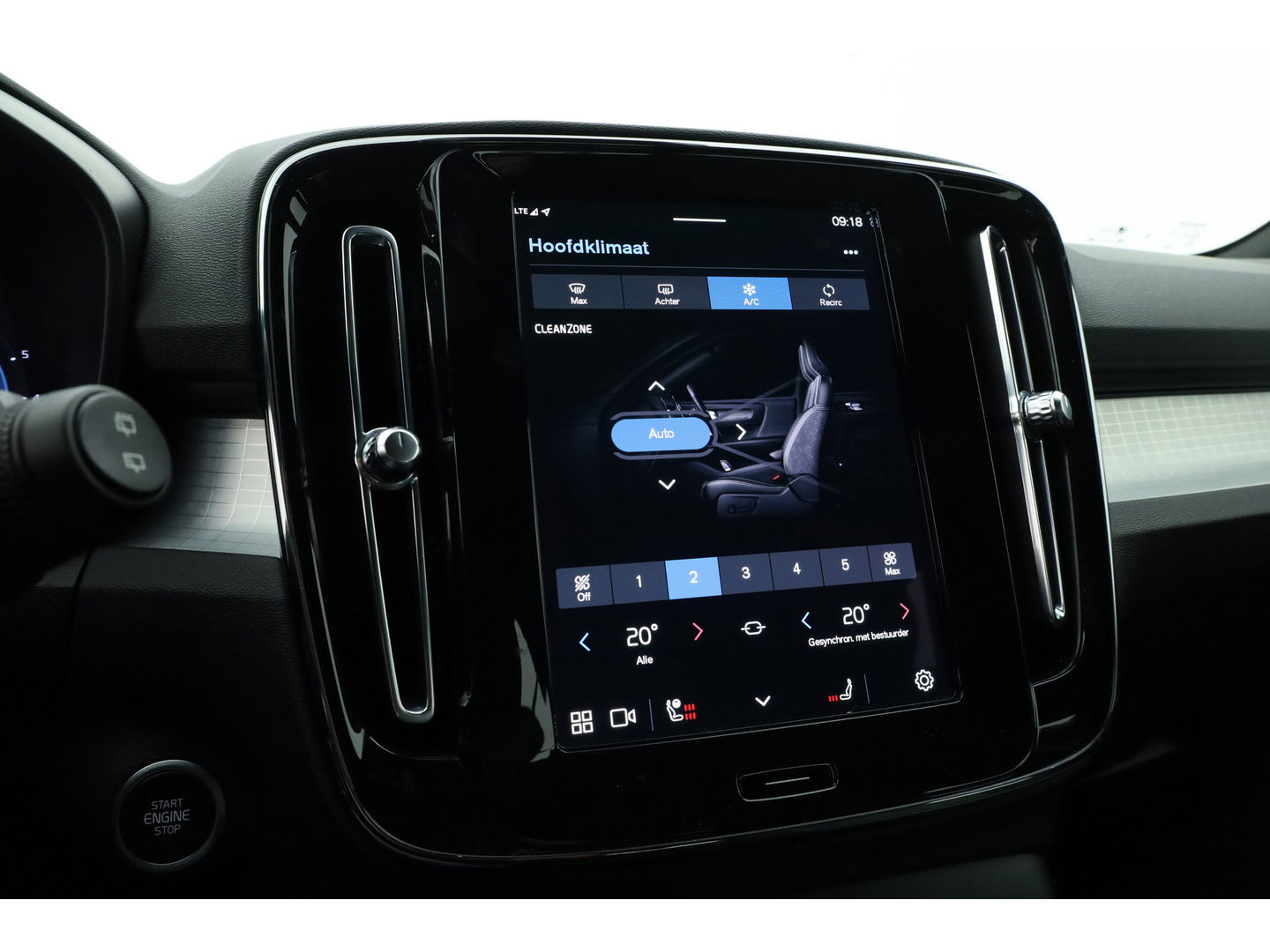 Volvo XC40 2.0 B3 Core | Pilot Assist | Keyless | Stoel- Stuurverw. | Camera | Apple CarPlay & Android Auto | 18''