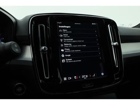 Volvo XC40 2.0 B3 Core | Pilot Assist | Keyless | Stoel- Stuurverw. | Camera | Apple CarPlay & Android Auto | 18''