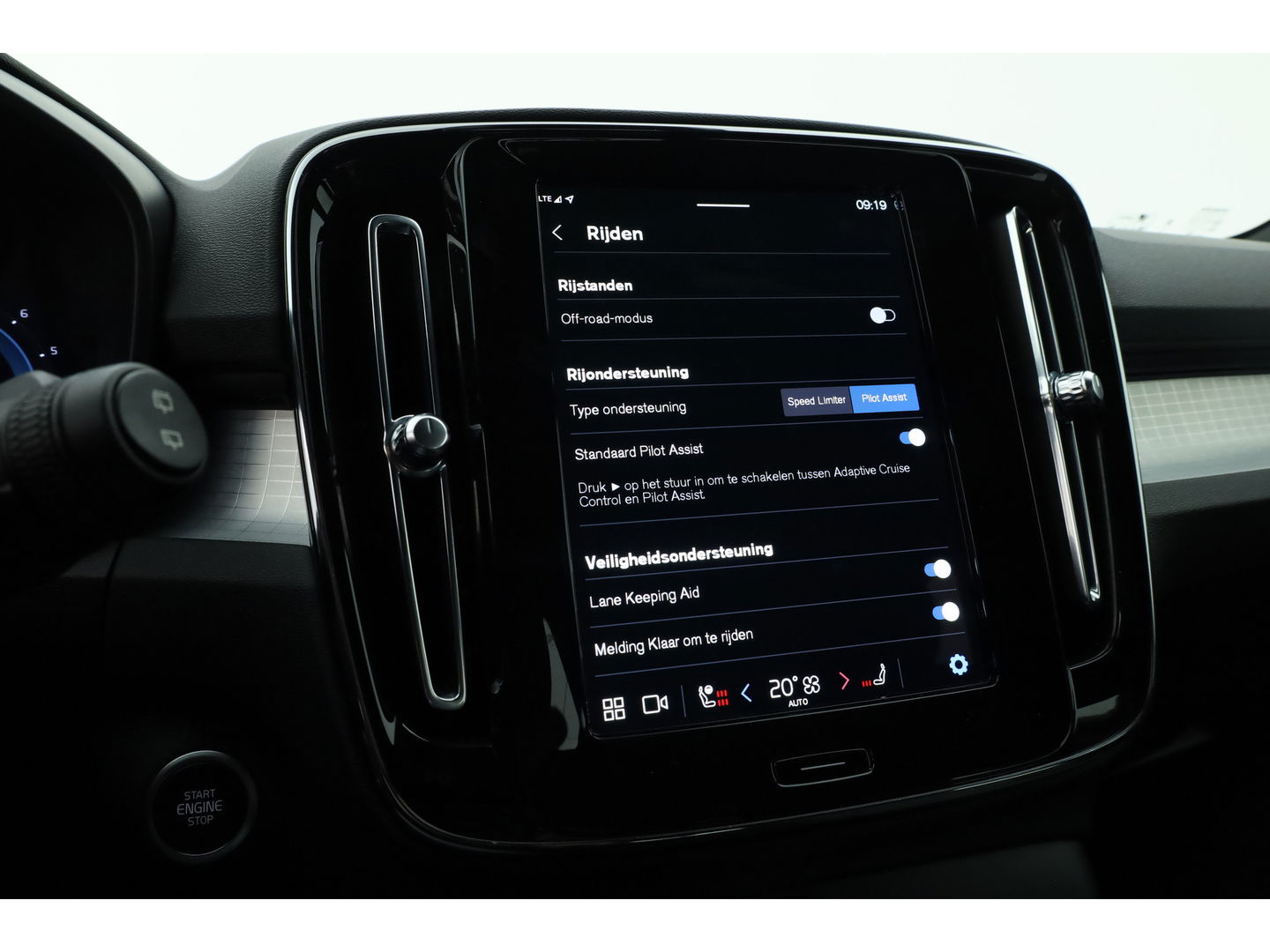 Volvo XC40 2.0 B3 Core | Pilot Assist | Keyless | Stoel- Stuurverw. | Camera | Apple CarPlay & Android Auto | 18''