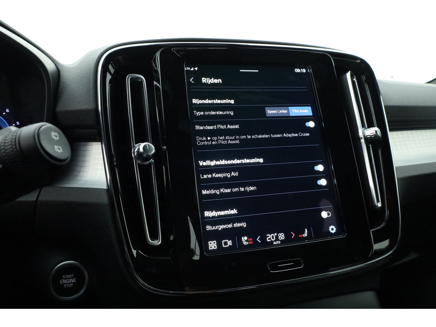 Volvo XC40 2.0 B3 Core | Pilot Assist | Keyless | Stoel- Stuurverw. | Camera | Apple CarPlay & Android Auto | 18''