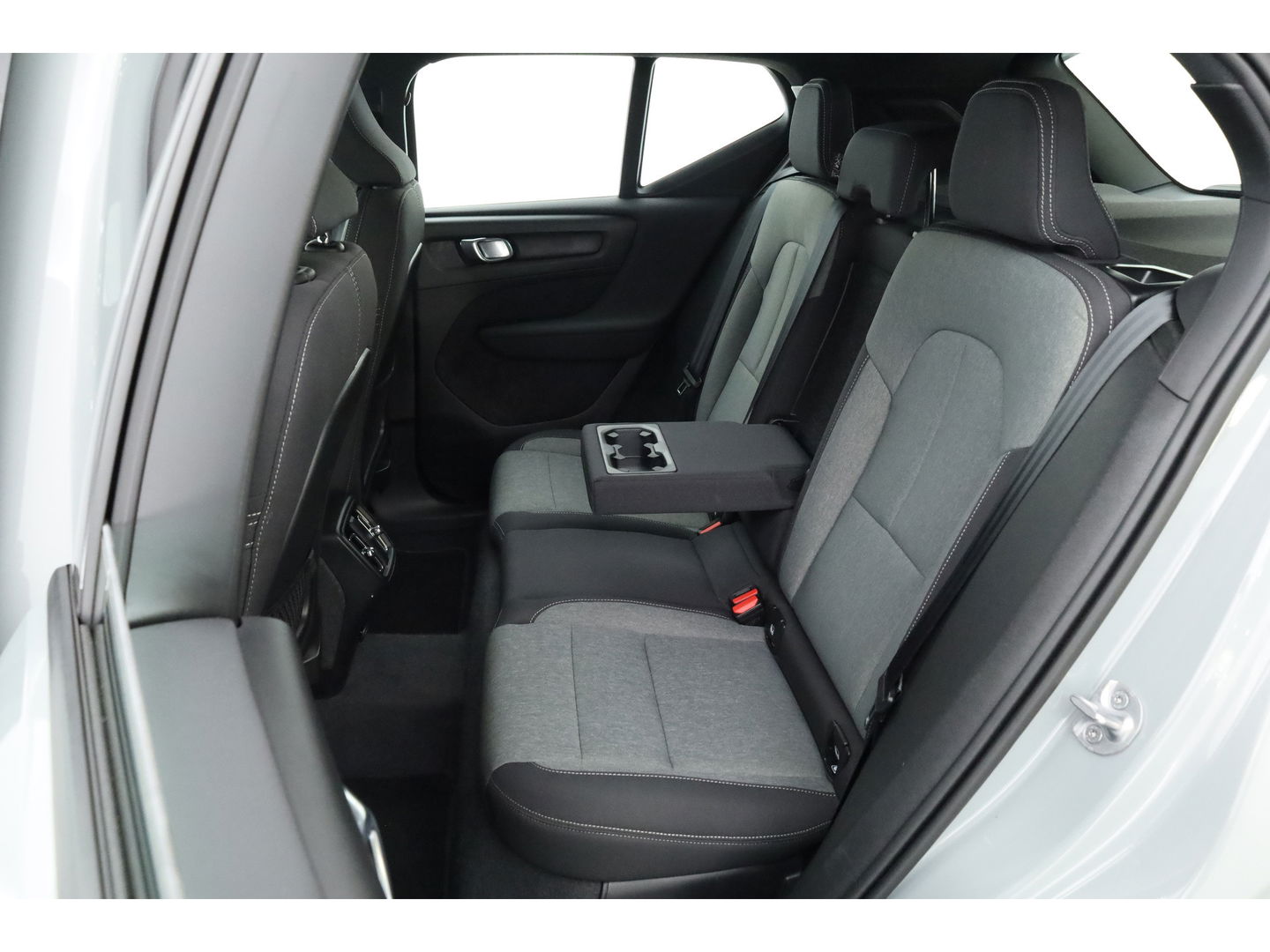 Volvo XC40 2.0 B3 Core | Pilot Assist | Keyless | Stoel- Stuurverw. | Camera | Apple CarPlay & Android Auto | 18''