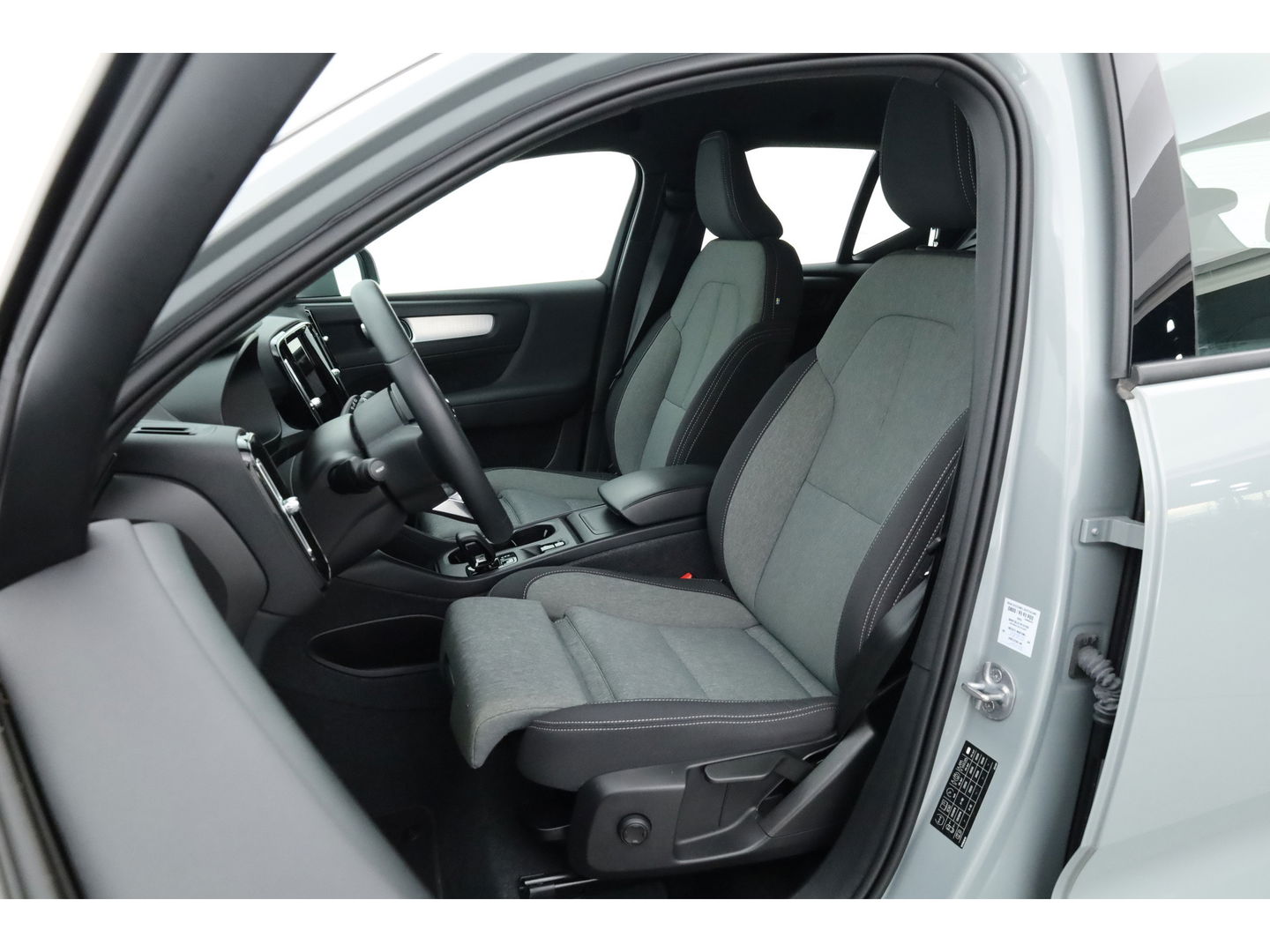 Volvo XC40 2.0 B3 Core | Pilot Assist | Keyless | Stoel- Stuurverw. | Camera | Apple CarPlay & Android Auto | 18''