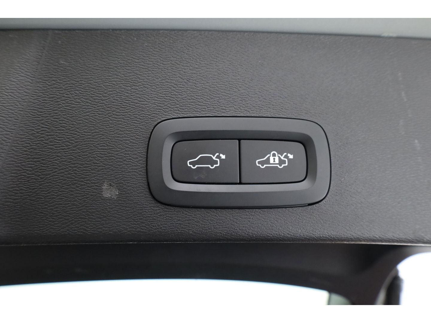 Volvo XC40 2.0 B3 Core | Pilot Assist | Keyless | Stoel- Stuurverw. | Camera | Apple CarPlay & Android Auto | 18''