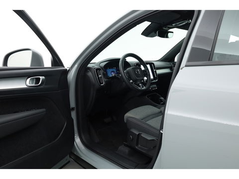 Volvo XC40 2.0 B3 Core | Pilot Assist | Keyless | Stoel- Stuurverw. | Camera | Apple CarPlay & Android Auto | 18''