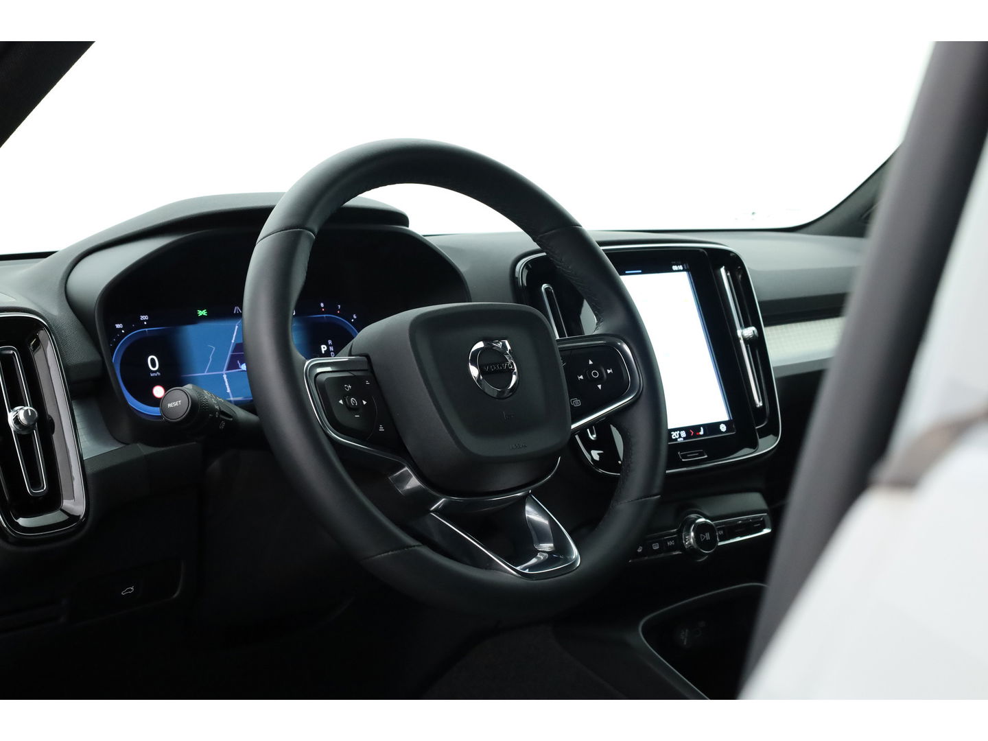 Volvo XC40 2.0 B3 Core | Pilot Assist | Keyless | Stoel- Stuurverw. | Camera | Apple CarPlay & Android Auto | 18''