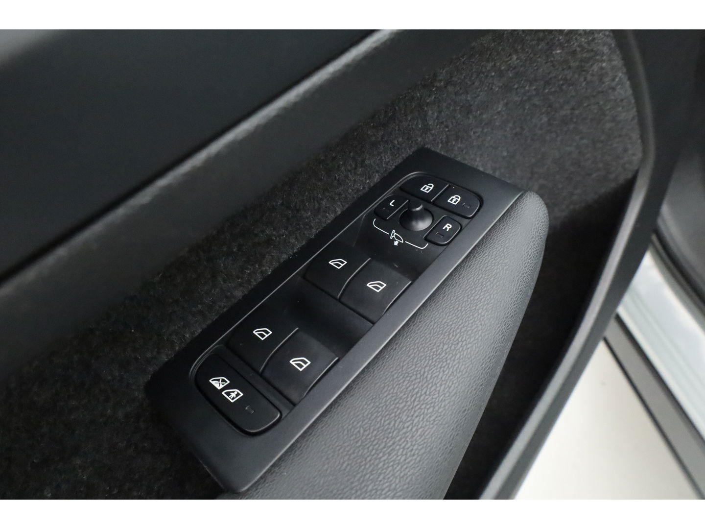 Volvo XC40 2.0 B3 Core | Pilot Assist | Keyless | Stoel- Stuurverw. | Camera | Apple CarPlay & Android Auto | 18''