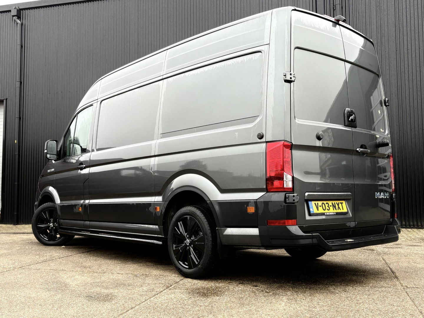 MAN TGE 35 2.0 L3H3 LUXE | LEDER | GASGEVEERDE CHAUFFEURSSTOEL | LED | CRUISE | LMV | SIDEBARS | DIK UITGEVOERD