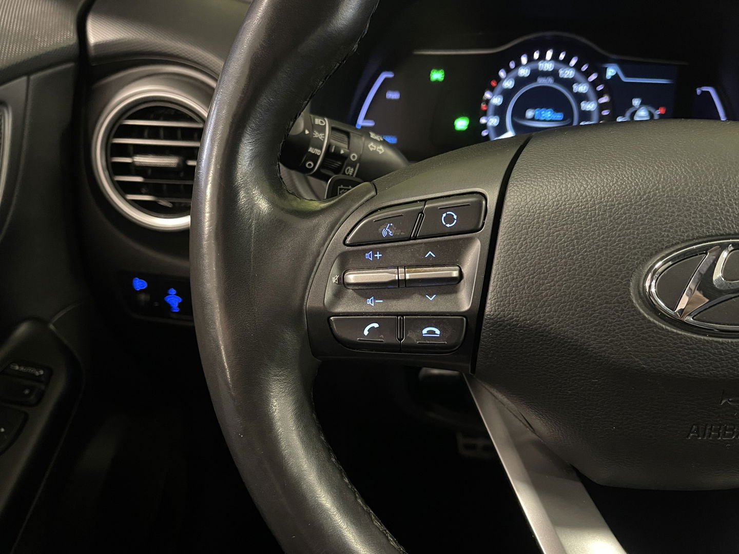 Hyundai KONA EV Comfort 64 kWh 3-Fase | SOH 100% | Adaptive Cruise Control | Achteruitrijcamera | Lederen Bekleding | Parkeersensoren Achter | Stoelverwarming | Keyless | Apple Carplay | Android Auto |