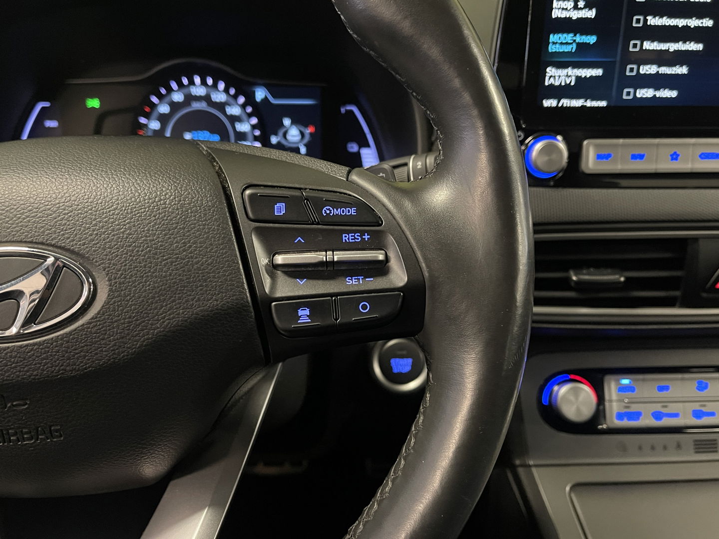 Hyundai KONA EV Comfort 64 kWh 3-Fase | SOH 100% | Adaptive Cruise Control | Achteruitrijcamera | Lederen Bekleding | Parkeersensoren Achter | Stoelverwarming | Keyless | Apple Carplay | Android Auto |