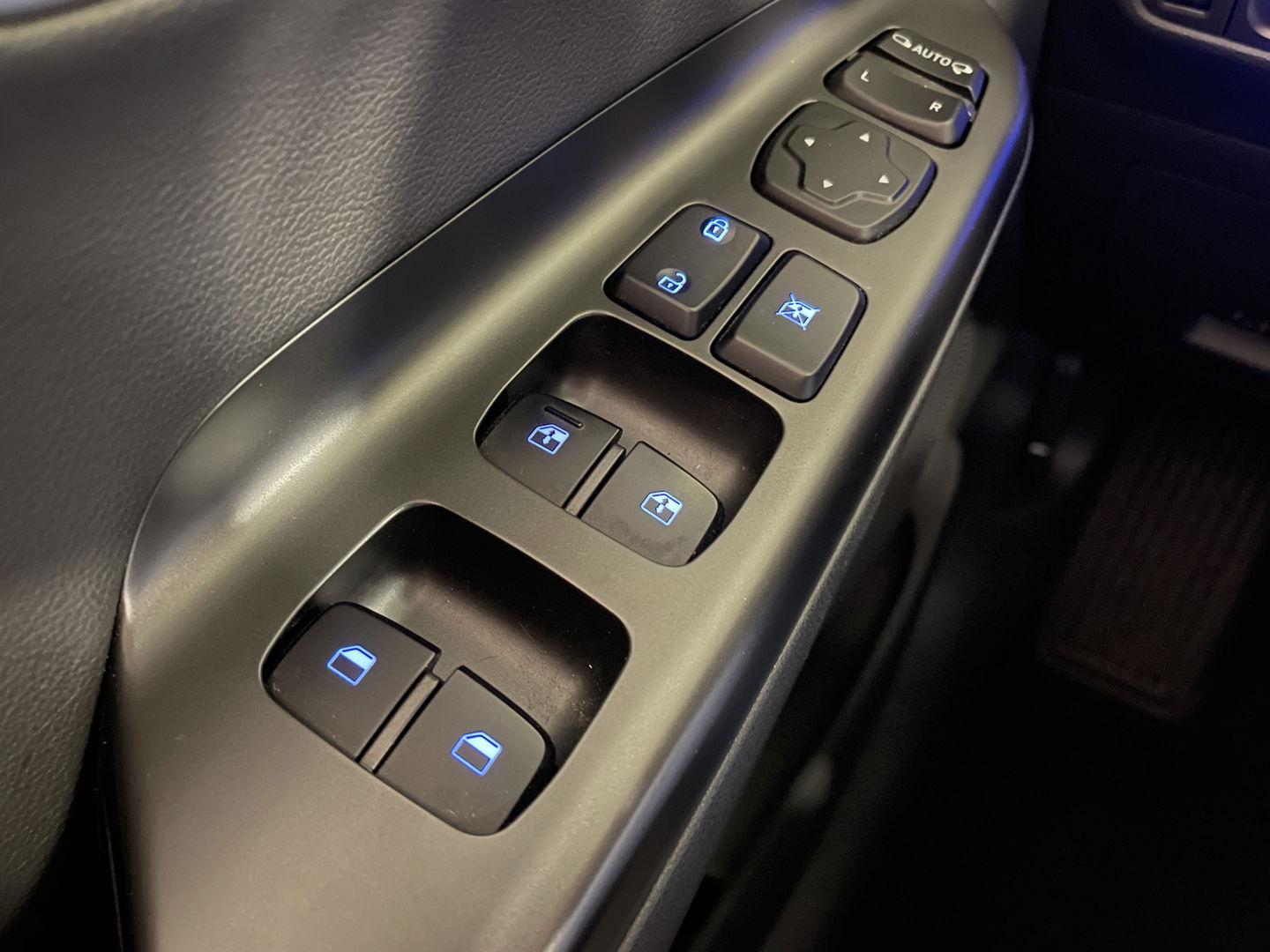 Hyundai KONA EV Comfort 64 kWh 3-Fase | SOH 100% | Adaptive Cruise Control | Achteruitrijcamera | Lederen Bekleding | Parkeersensoren Achter | Stoelverwarming | Keyless | Apple Carplay | Android Auto |