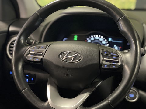 Hyundai KONA EV Comfort 64 kWh 3-Fase | SOH 100% | Adaptive Cruise Control | Achteruitrijcamera | Lederen Bekleding | Parkeersensoren Achter | Stoelverwarming | Keyless | Apple Carplay | Android Auto |