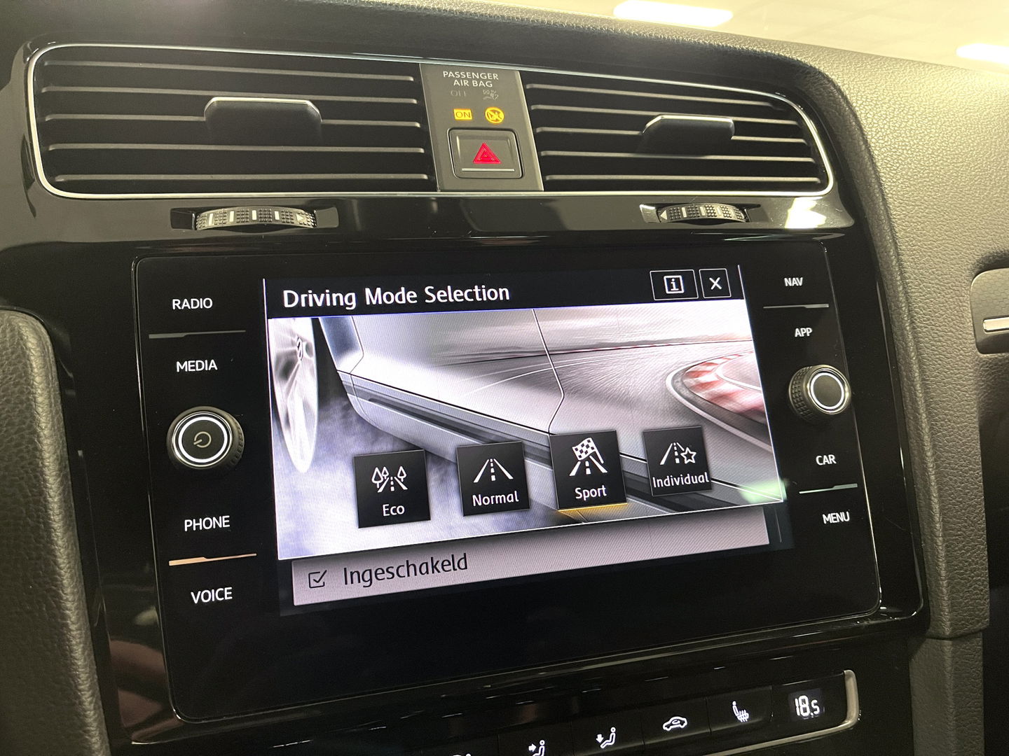 Volkswagen Golf 2.0 TSI GTI Performance | 230 PK! | Virtual Dashboard | Apple Carplay | Android Auto | Adaptieve Cruise Control | Lane Assist | Dodehoeksensor | Stoelverwarming | Keyless Go / Keyless Entry |