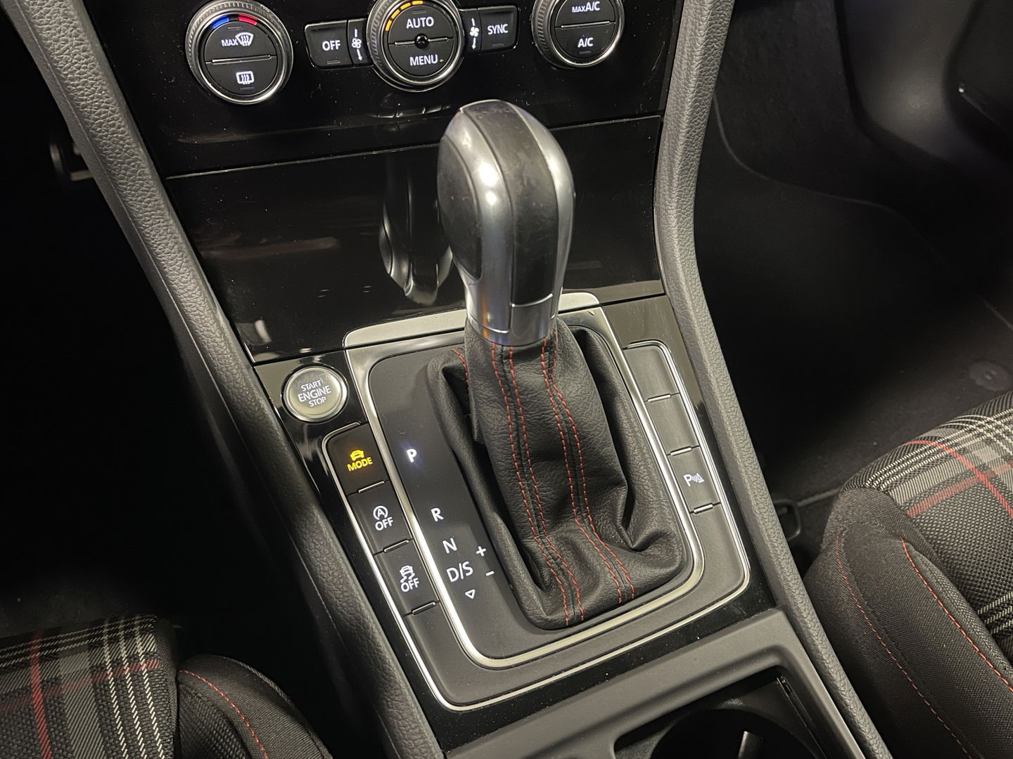 Volkswagen Golf 2.0 TSI GTI Performance | 230 PK! | Virtual Dashboard | Apple Carplay | Android Auto | Adaptieve Cruise Control | Lane Assist | Dodehoeksensor | Stoelverwarming | Keyless Go / Keyless Entry |