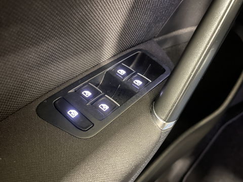 Volkswagen Golf 2.0 TSI GTI Performance | 230 PK! | Virtual Dashboard | Apple Carplay | Android Auto | Adaptieve Cruise Control | Lane Assist | Dodehoeksensor | Stoelverwarming | Keyless Go / Keyless Entry |