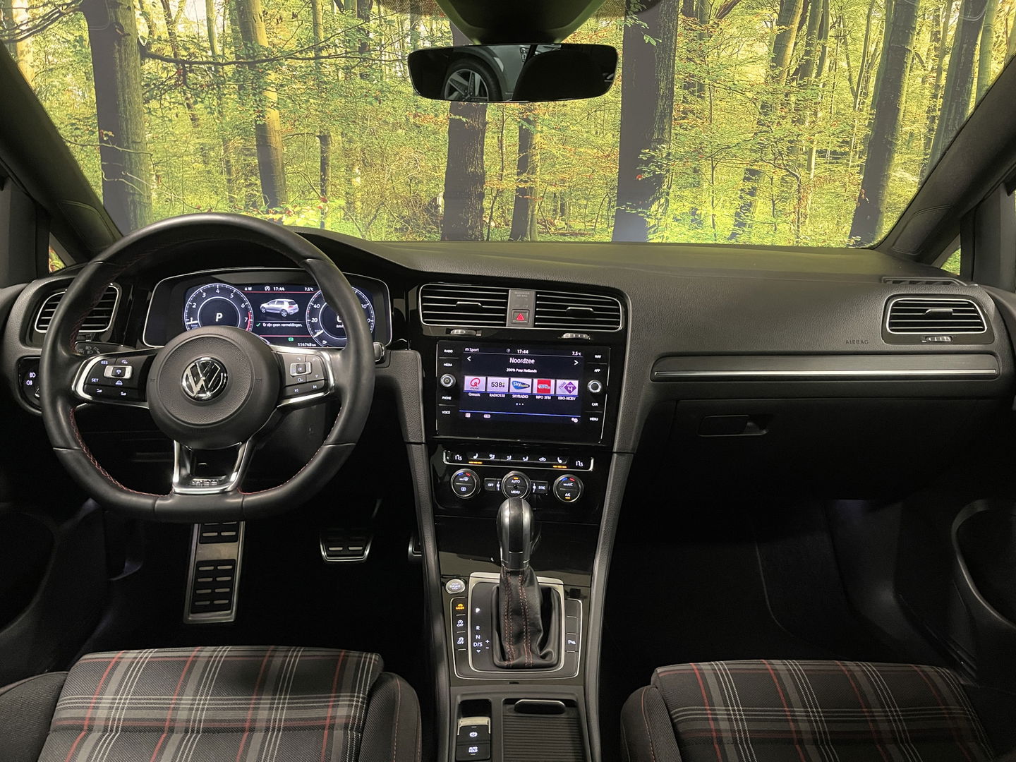 Volkswagen Golf 2.0 TSI GTI Performance | 230 PK! | Virtual Dashboard | Apple Carplay | Android Auto | Adaptieve Cruise Control | Lane Assist | Dodehoeksensor | Stoelverwarming | Keyless Go / Keyless Entry |