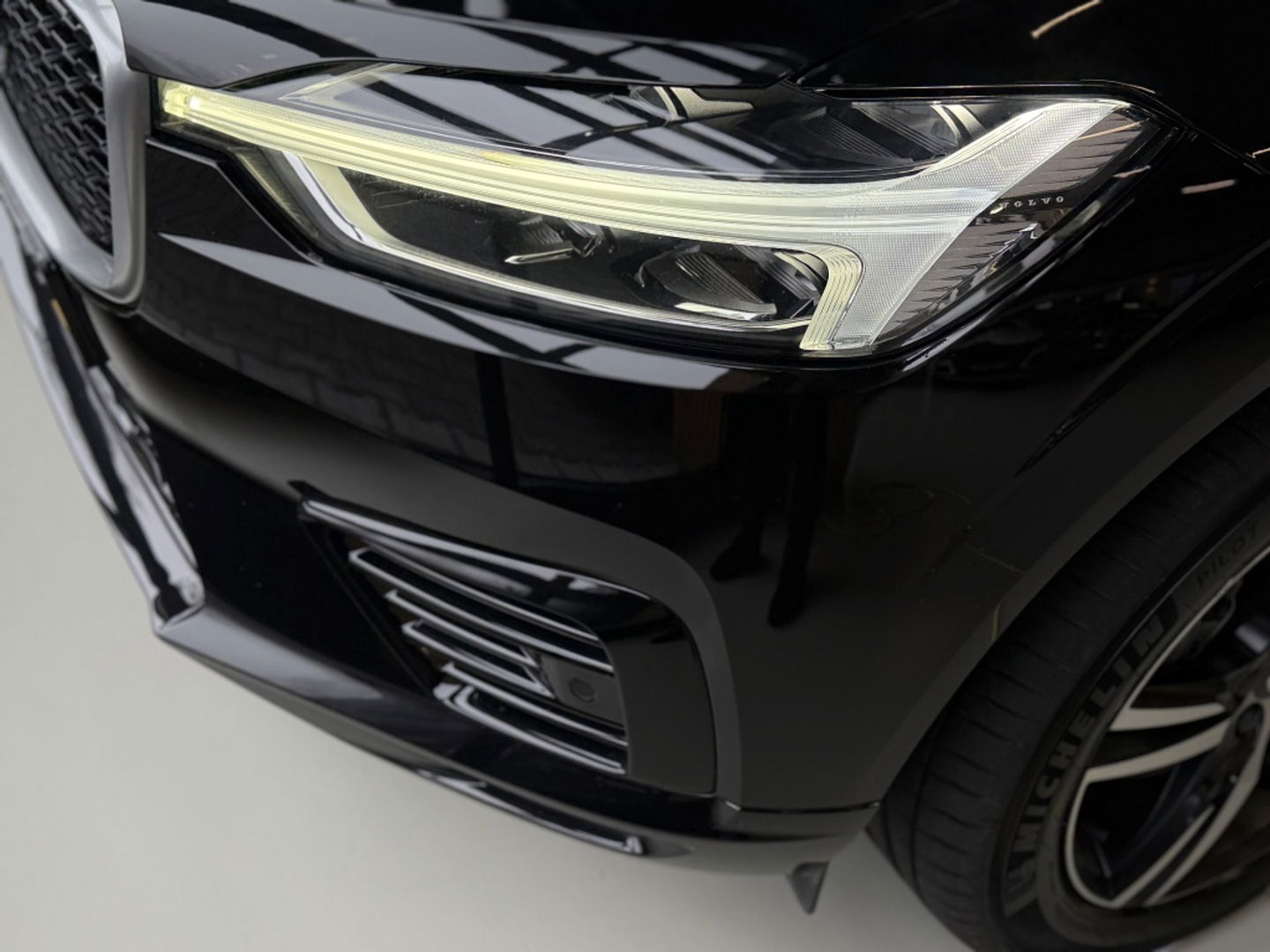 Volvo XC60 T8 408PK AWD / R-Design / LED