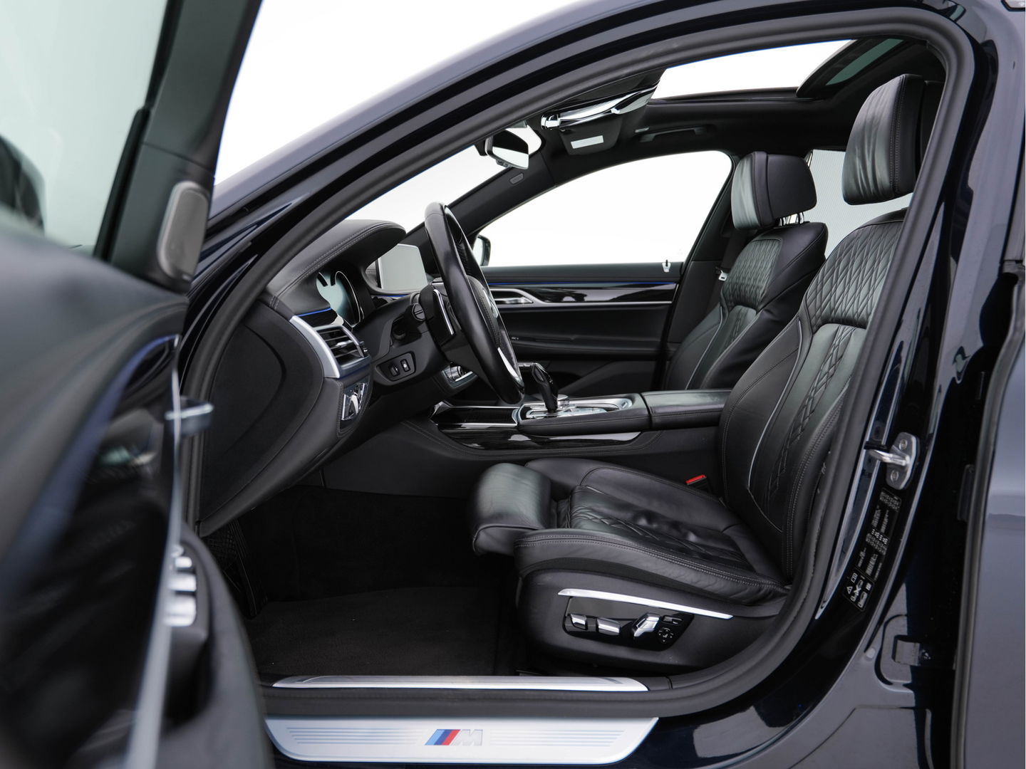 BMW 7 Serie 750i Long M-Aerodynamic xDrive High Executive Aut. *PANO | DESIGN-LEATHER | LASER-LED | SOFTCLOSE |TOPVIEW | HARMAN/KARDON-SOUND | MEMORY-PACK | NAVI-FULLMAP | KEYLESS | ADAPTIVE-CRUISE | HEAD-UP | MASSAGE/HEATED/COOLED-COMFORT-SEATS | .