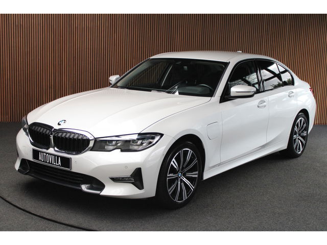 BMW 3 Serie - 320e Leer Navi Camera ACC PDC Virtual Climate (3-zone) Sportstoelen Metallic lak LM velgen BTW auto!