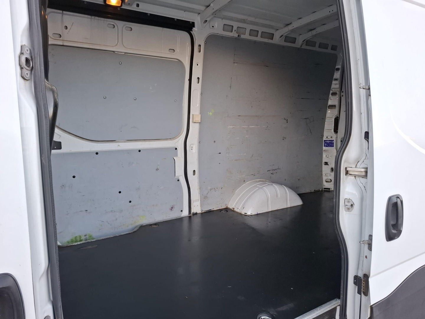 Iveco Daily 35C18V 3.0 352 H1 L2H2 / DUBBEL LUCHT / 180 PK / DUBBELE SCHUIFDEUR / EURO 6