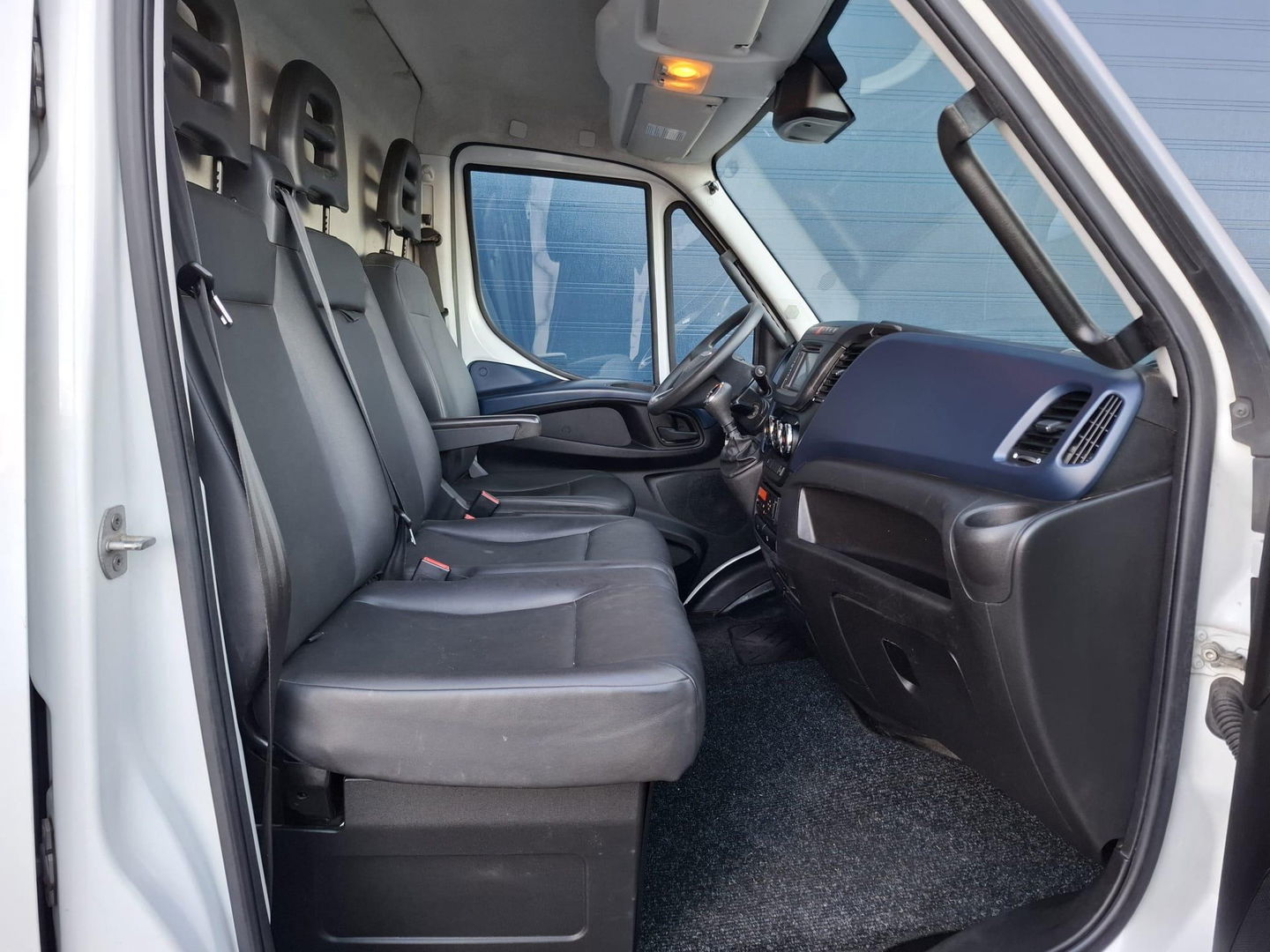 Iveco Daily 35C18V 3.0 352 H1 L2H2 / DUBBEL LUCHT / 180 PK / DUBBELE SCHUIFDEUR / EURO 6