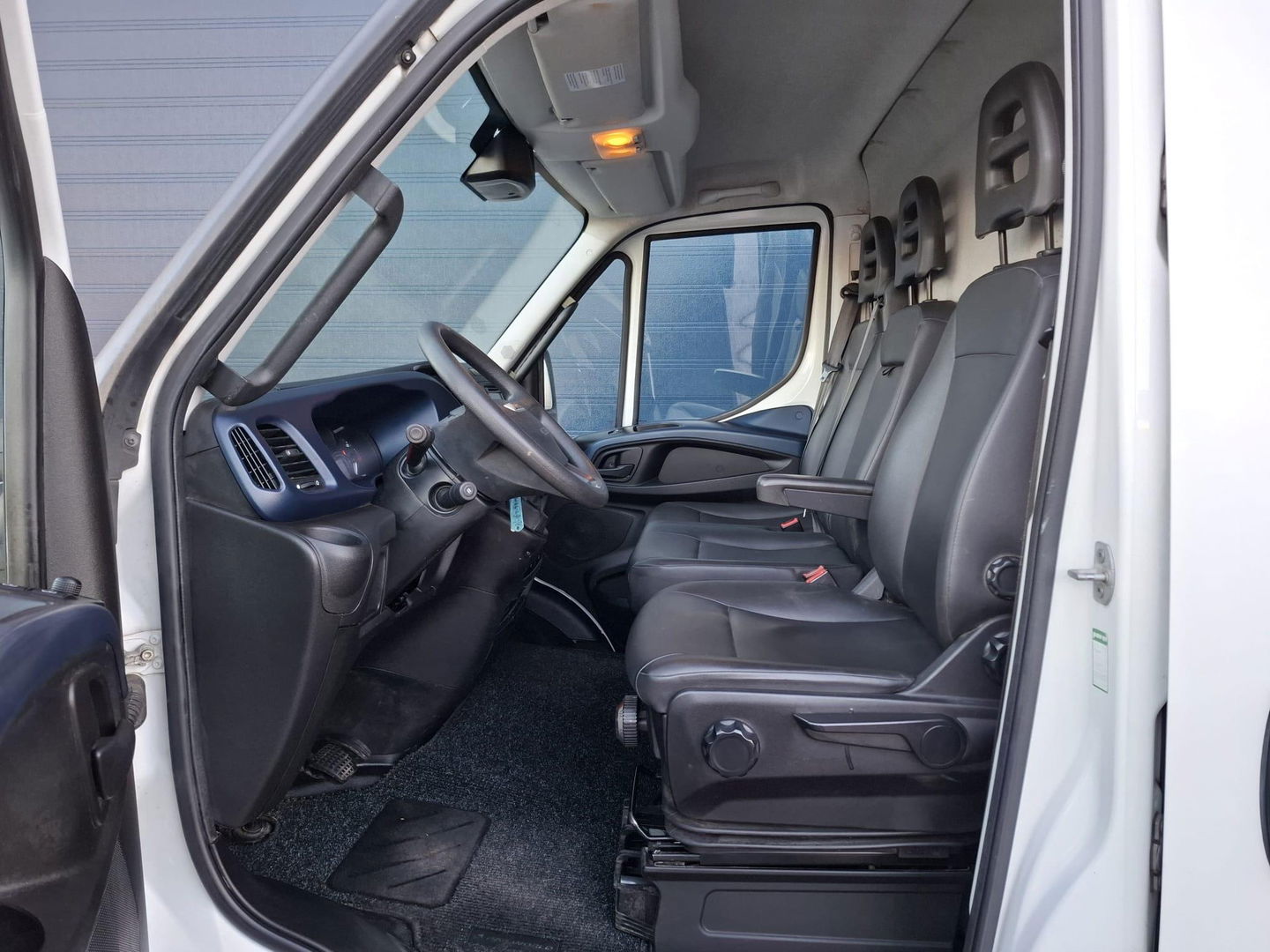 Iveco Daily 35C18V 3.0 352 H1 L2H2 / DUBBEL LUCHT / 180 PK / DUBBELE SCHUIFDEUR / EURO 6