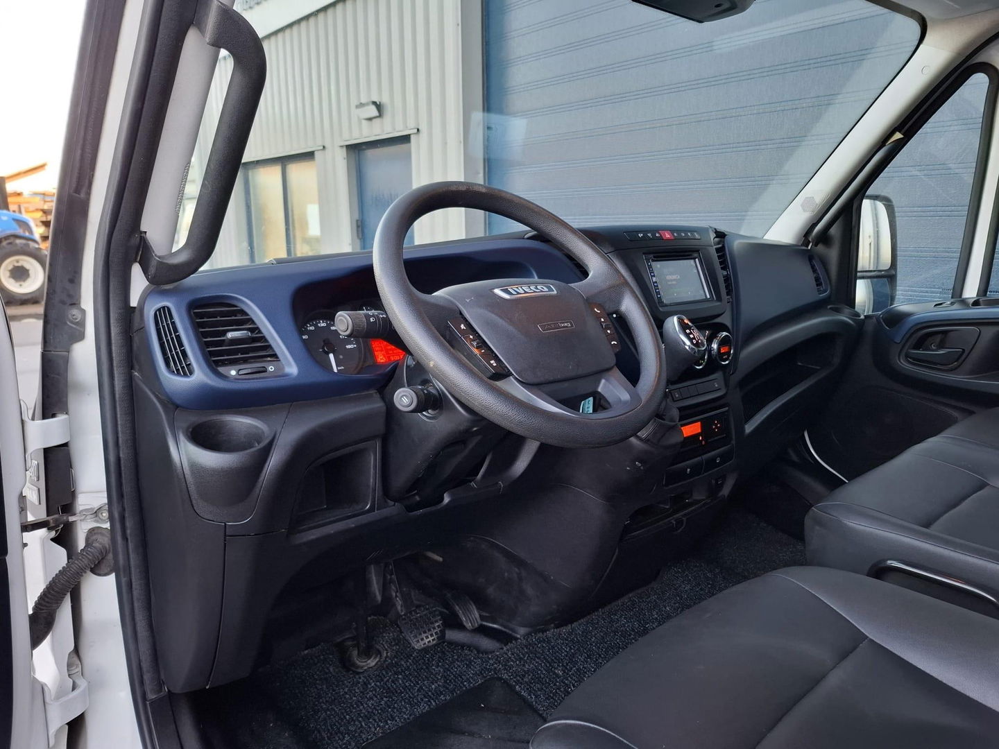 Iveco Daily 35C18V 3.0 352 H1 L2H2 / DUBBEL LUCHT / 180 PK / DUBBELE SCHUIFDEUR / EURO 6