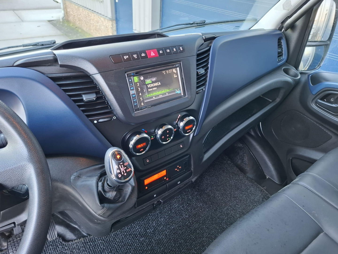 Iveco Daily 35C18V 3.0 352 H1 L2H2 / DUBBEL LUCHT / 180 PK / DUBBELE SCHUIFDEUR / EURO 6