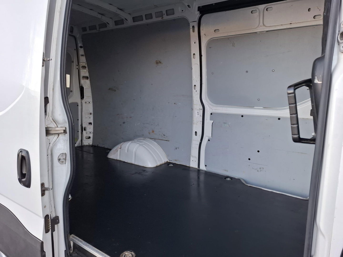 Iveco Daily 35C18V 3.0 352 H1 L2H2 / DUBBEL LUCHT / 180 PK / DUBBELE SCHUIFDEUR / EURO 6