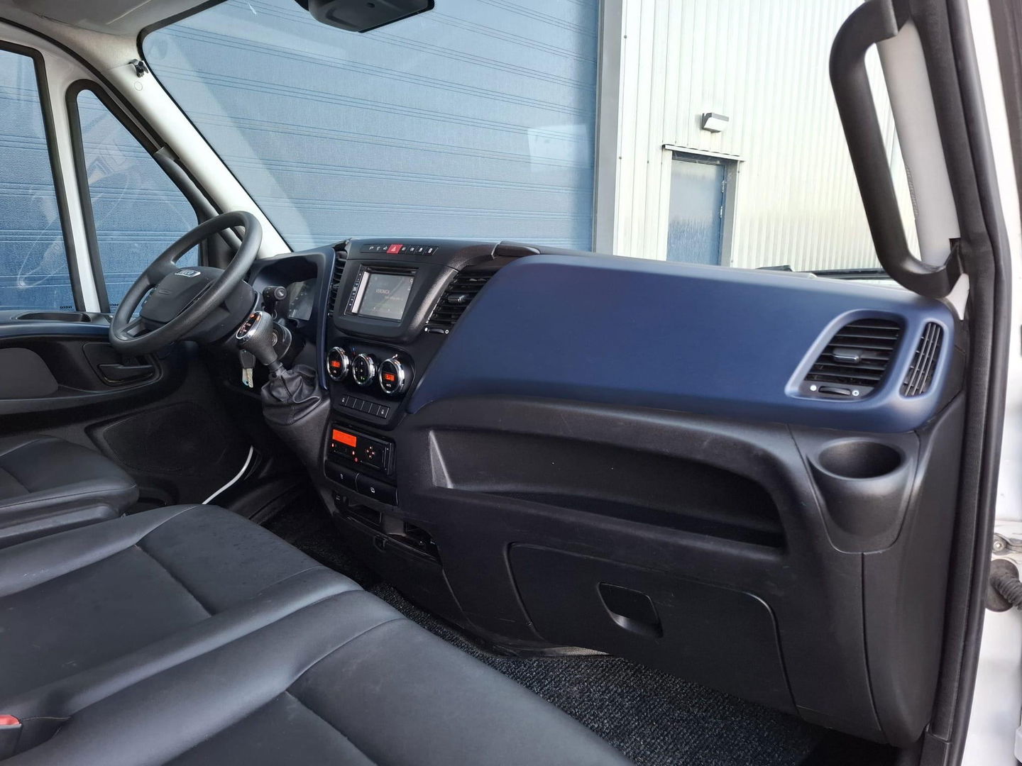 Iveco Daily 35C18V 3.0 352 H1 L2H2 / DUBBEL LUCHT / 180 PK / DUBBELE SCHUIFDEUR / EURO 6