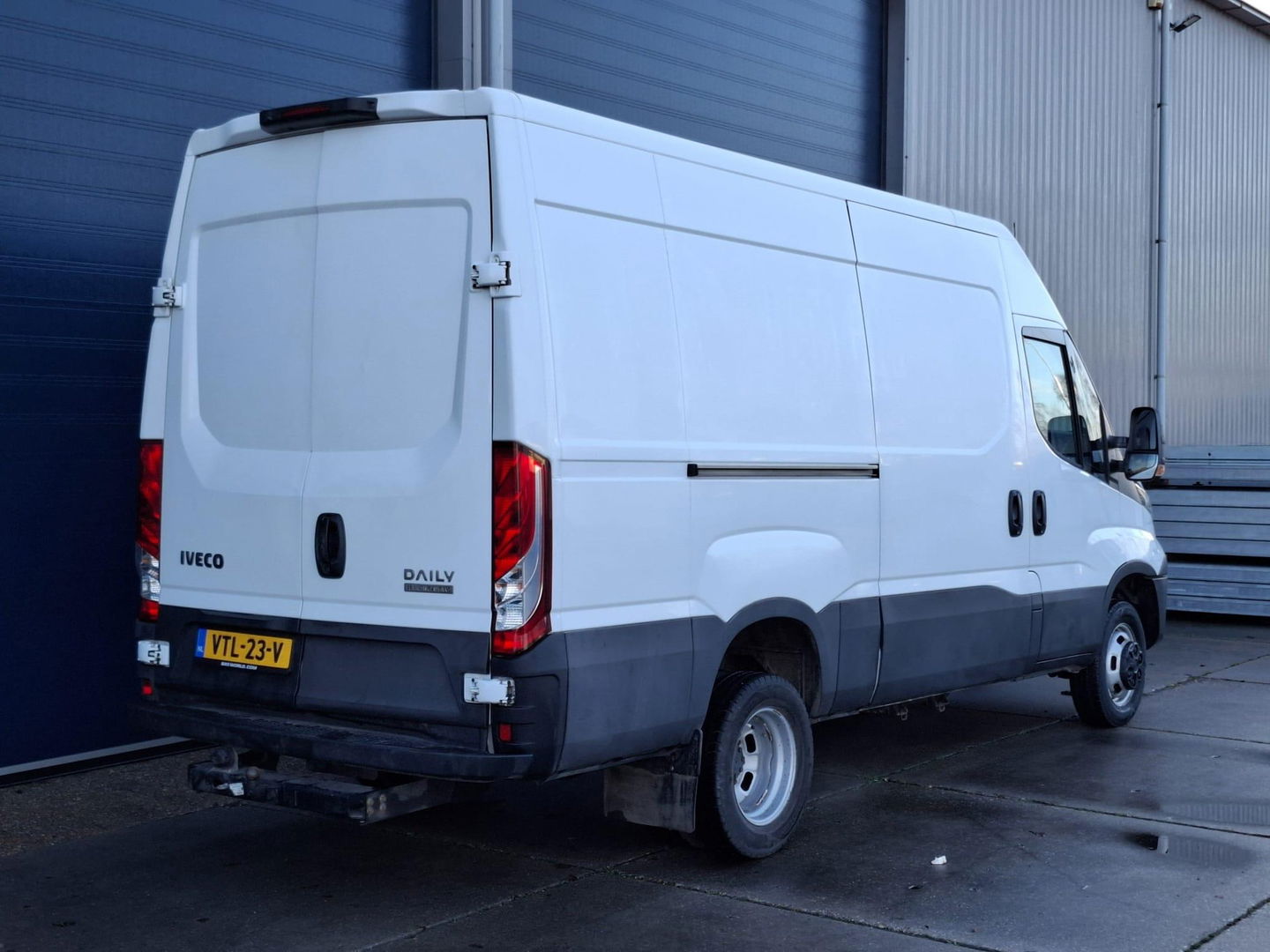 Iveco Daily 35C18V 3.0 352 H1 L2H2 / DUBBEL LUCHT / 180 PK / DUBBELE SCHUIFDEUR / EURO 6