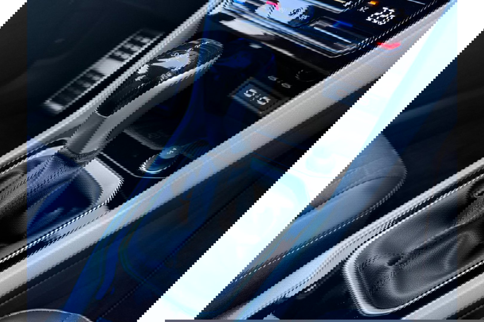 Volkswagen T-Roc 2.0 TDI AUTOMAAT 150PK GOAL AIRCO NAVI PDC-CAMERA.