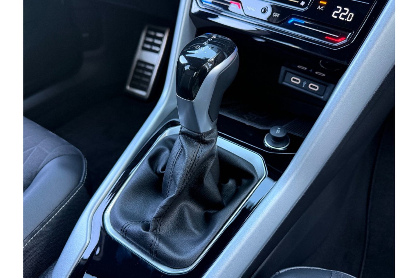 Volkswagen T-Roc 2.0 TDI AUTOMAAT 150PK GOAL AIRCO NAVI PDC-CAMERA.