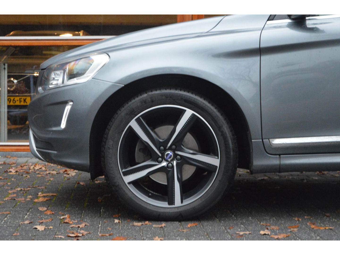 Volvo XC60 T5 R-Design| Panoramadak | Camera | Trekhaak | Stoelverwarming | Leer | Bluetooth | Elektrische stoelen |