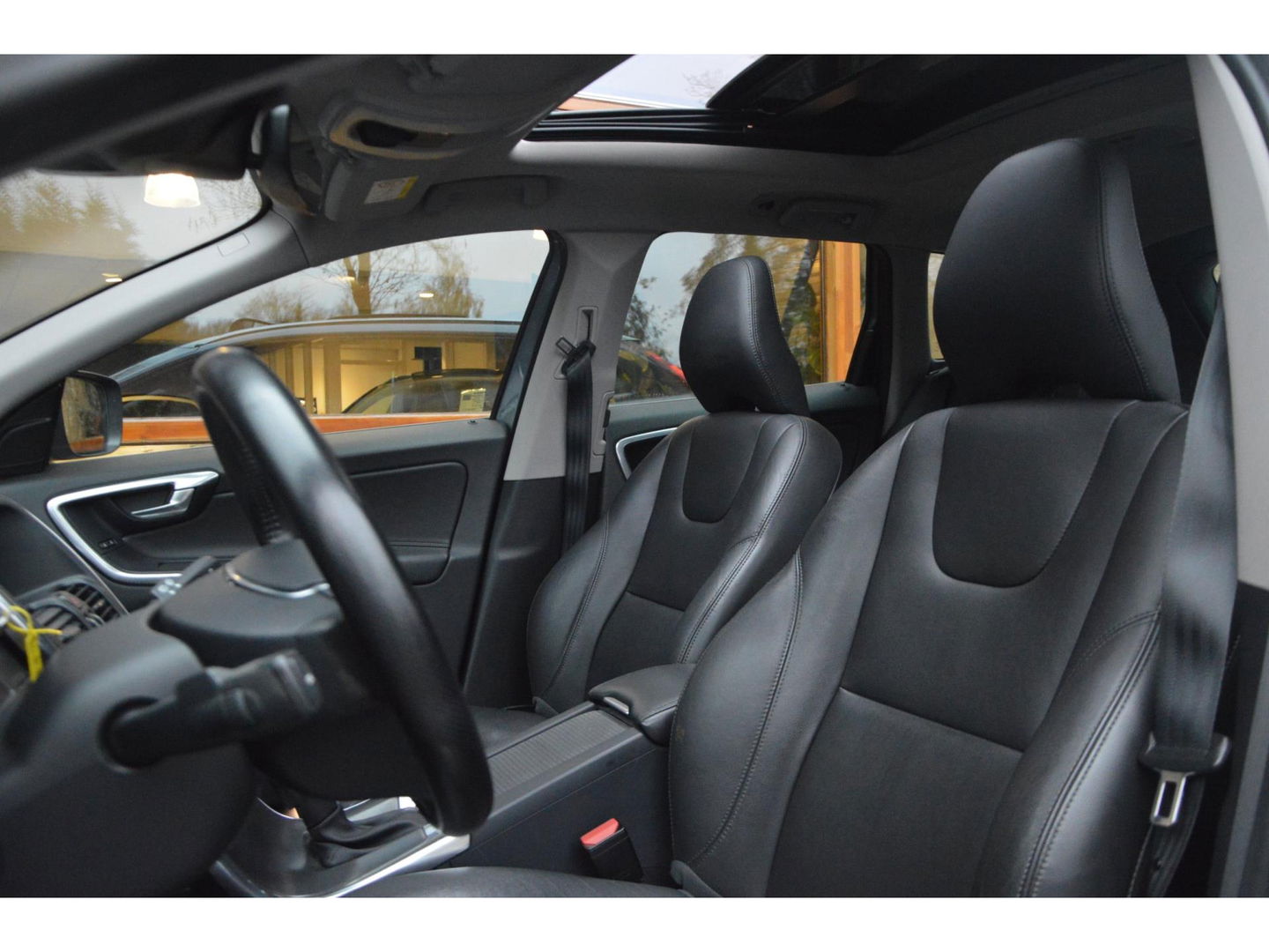 Volvo XC60 T5 R-Design| Panoramadak | Camera | Trekhaak | Stoelverwarming | Leer | Bluetooth | Elektrische stoelen |