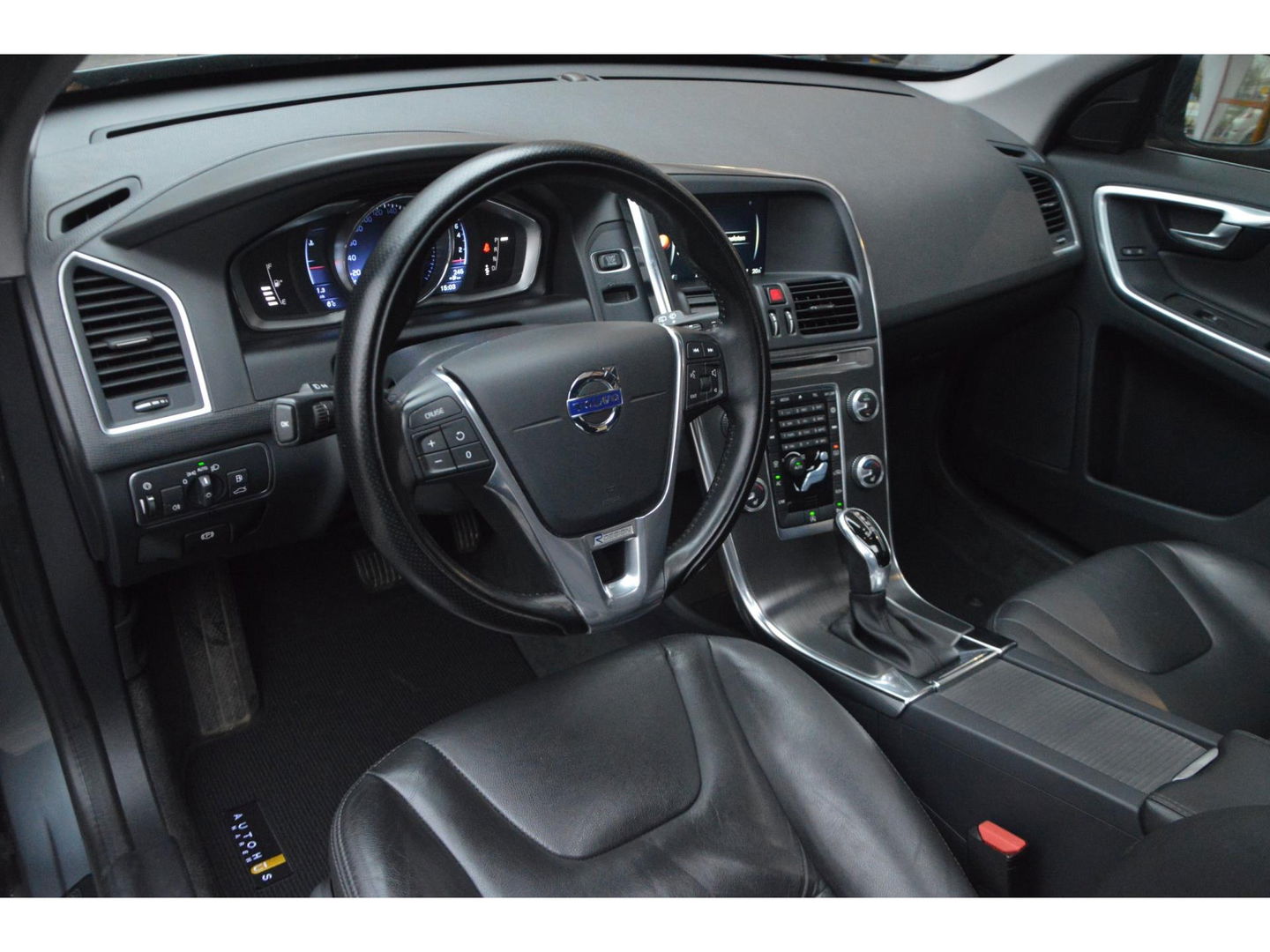 Volvo XC60 T5 R-Design| Panoramadak | Camera | Trekhaak | Stoelverwarming | Leer | Bluetooth | Elektrische stoelen |
