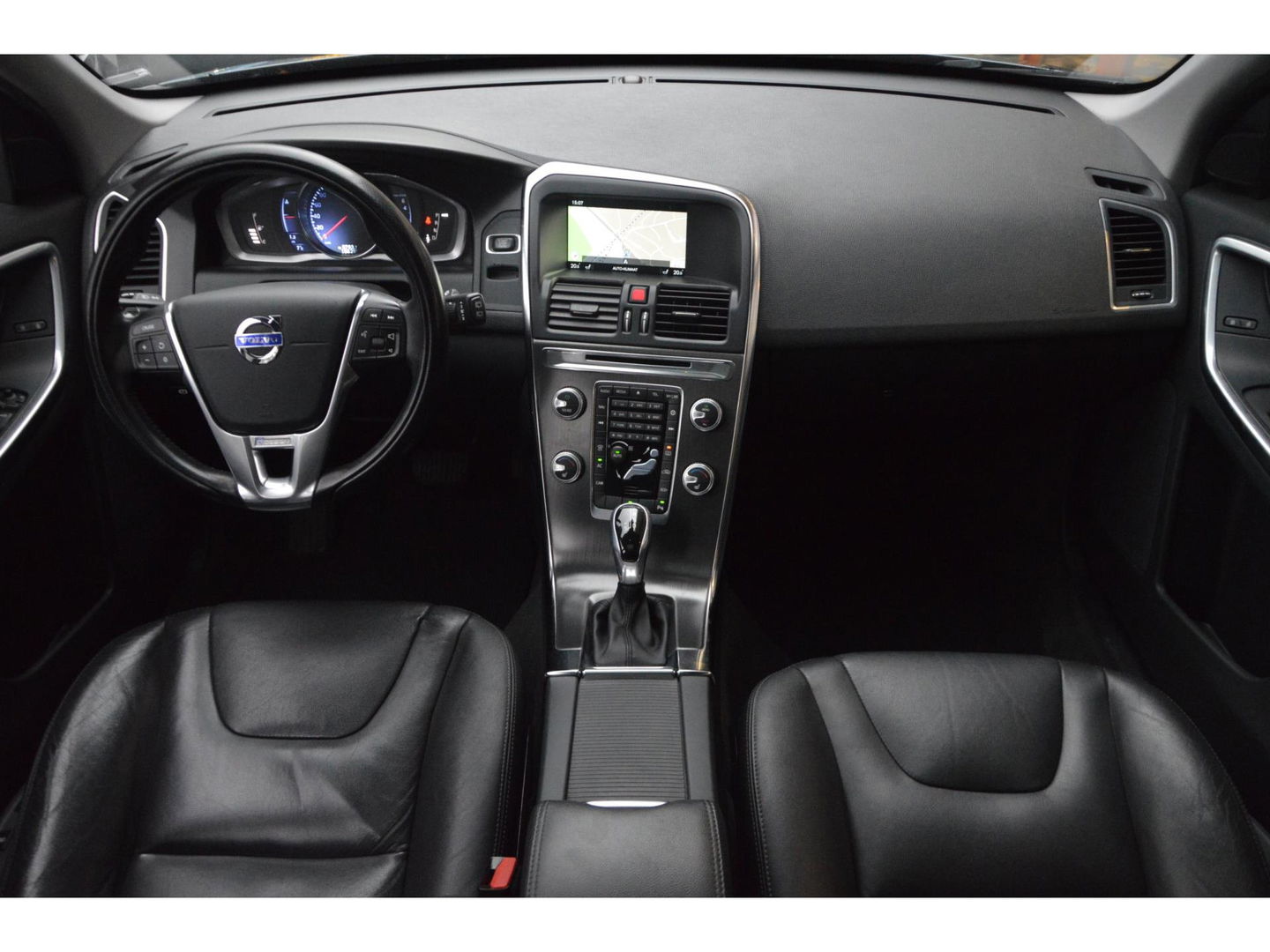 Volvo XC60 T5 R-Design| Panoramadak | Camera | Trekhaak | Stoelverwarming | Leer | Bluetooth | Elektrische stoelen |