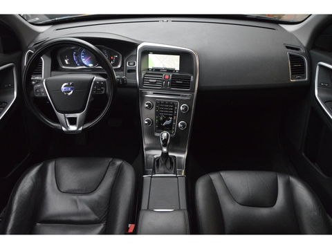 Volvo XC60 T5 R-Design| Panoramadak | Camera | Trekhaak | Stoelverwarming | Leer | Bluetooth | Elektrische stoelen |